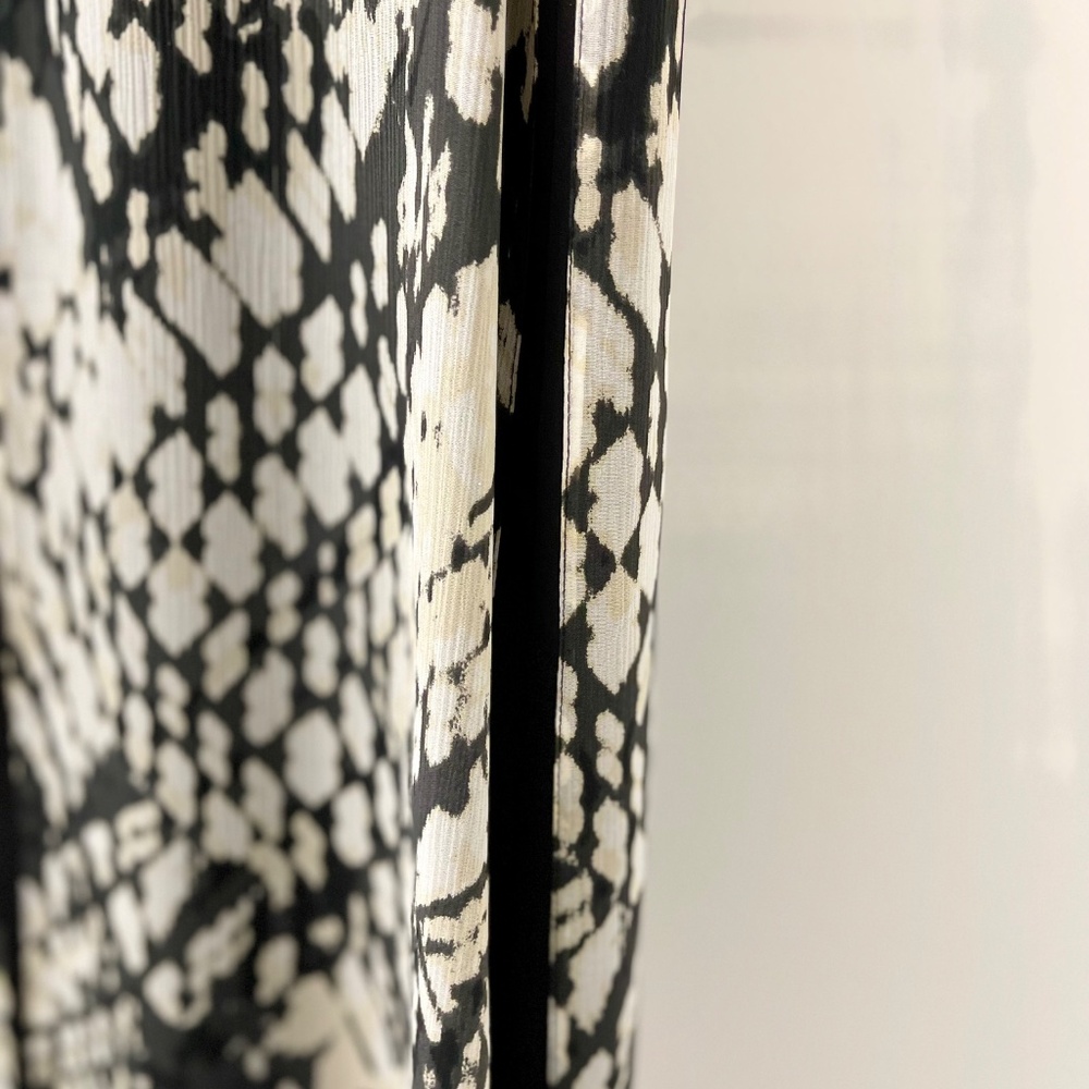 Vince 100% Silk Sleeveless Shift Dress Abstract/Snakeskin-ish Print ~ Size 8 - Picture 5 of 11